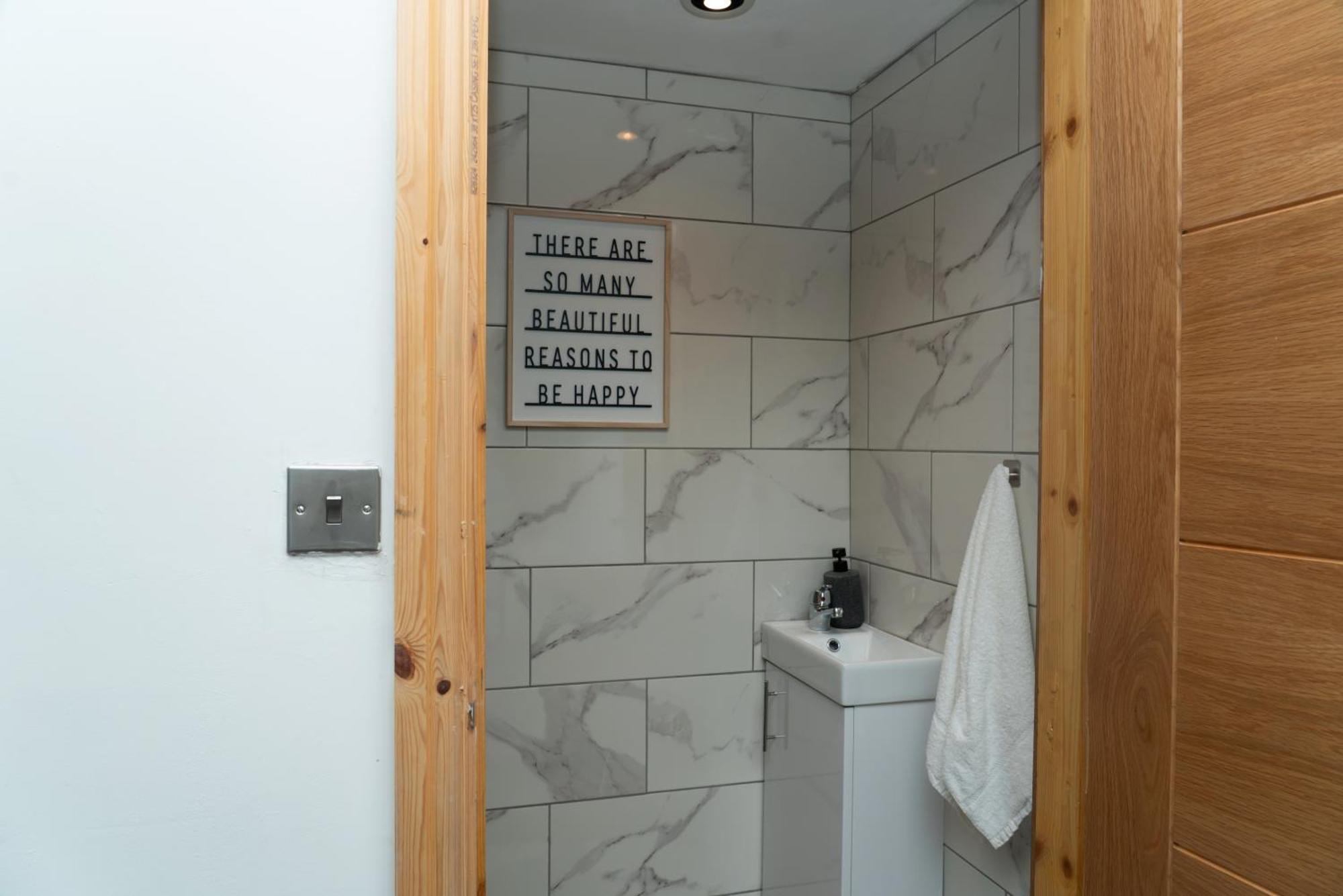 Double Bedroom Near Etihad And Coop Live With Free Parking, Shared Kitchen & Bathroom - Including Free 1-Hour Early Check-In Or Late Check-Out For Bookings Until July Manchester Buitenkant foto