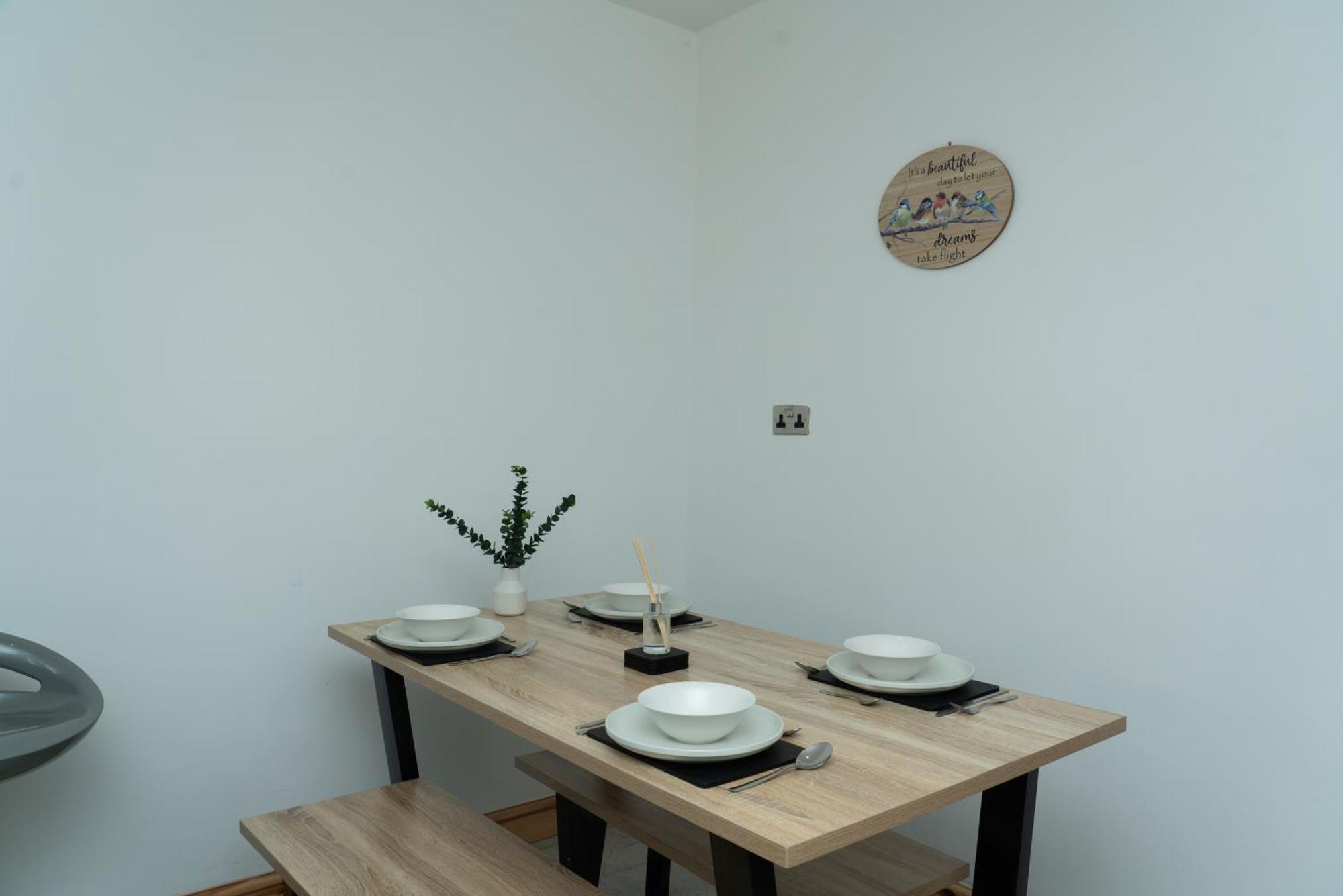 Double Bedroom Near Etihad And Coop Live With Free Parking, Shared Kitchen & Bathroom - Including Free 1-Hour Early Check-In Or Late Check-Out For Bookings Until July Manchester Buitenkant foto