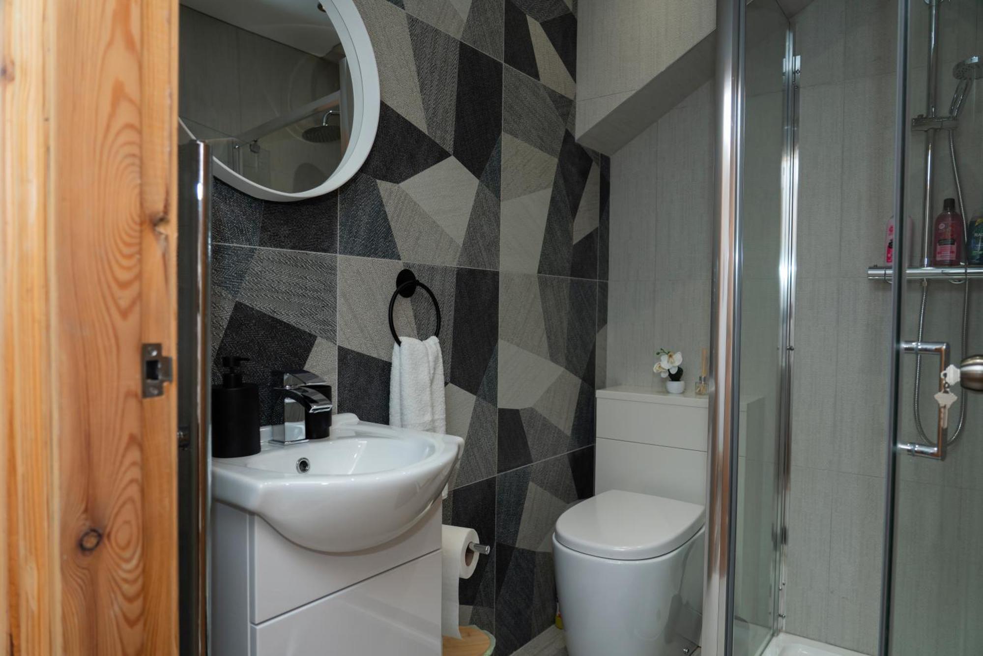 Double Bedroom Near Etihad And Coop Live With Free Parking, Shared Kitchen & Bathroom - Including Free 1-Hour Early Check-In Or Late Check-Out For Bookings Until July Manchester Buitenkant foto
