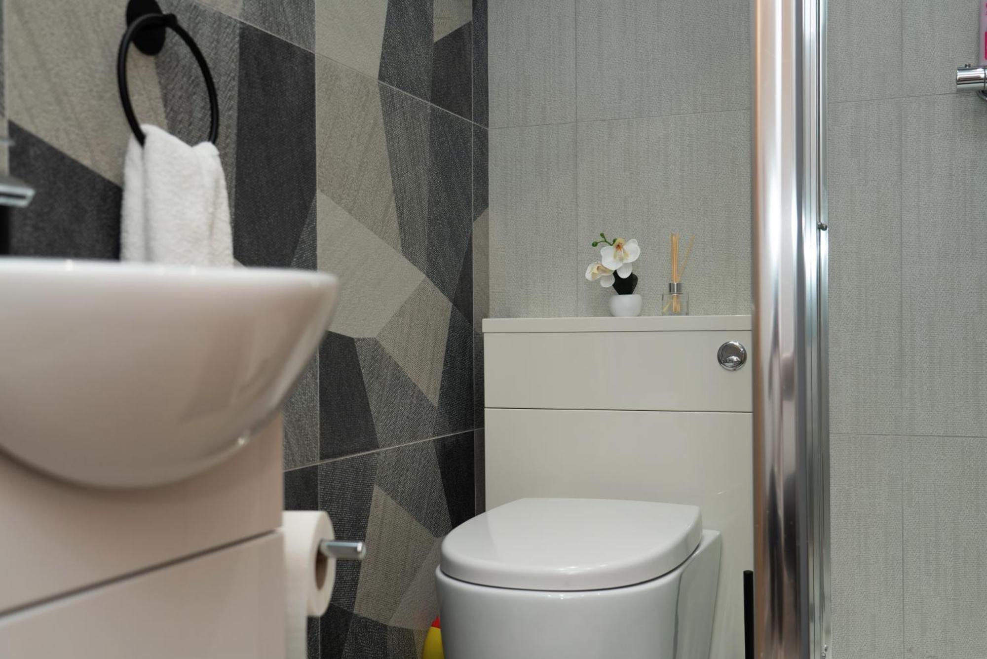 Double Bedroom Near Etihad And Coop Live With Free Parking, Shared Kitchen & Bathroom - Including Free 1-Hour Early Check-In Or Late Check-Out For Bookings Until July Manchester Buitenkant foto
